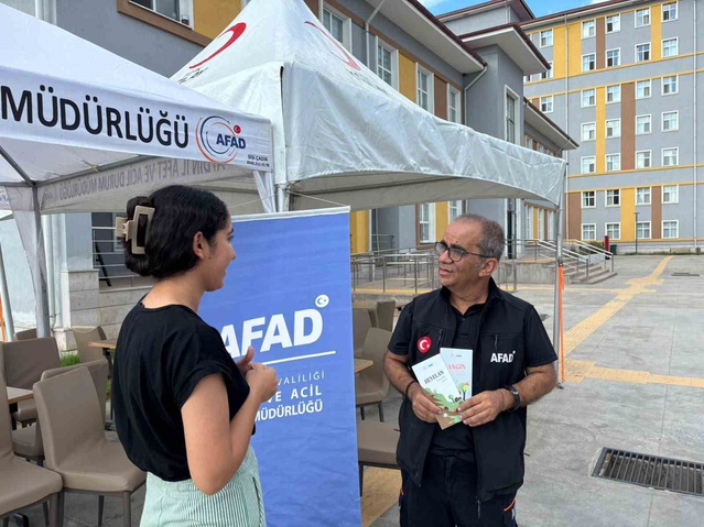 Aydın'da AFAD, yurtlardaki üniversite öğrencilerine afet farkındalık eğitimi verdi