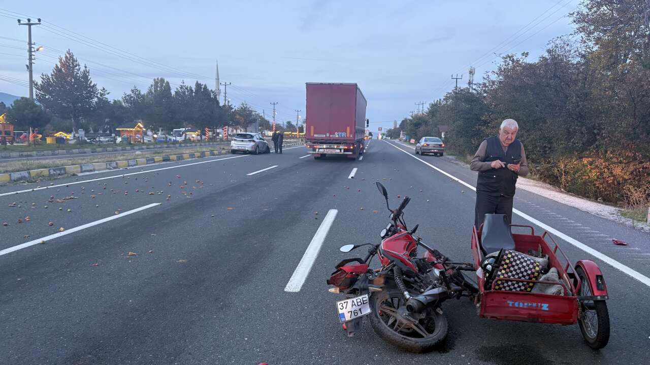 Kastamonu’da otomobil ile üç sepetli motosiklet çarpıştı