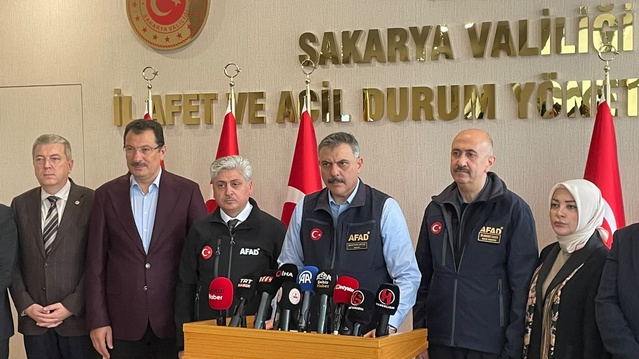 Bakan Çiftçi Sakarya'daki sel zararını açıkladı: 2 yapı ve 5 köprü yıkıldı, tehlike sürüyor