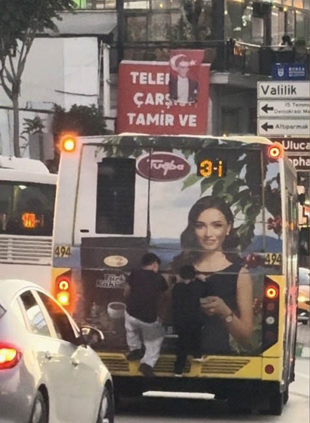 Bursa Osmangazi'de iki çocuğun otobüsün arkasına tehlikeli tutunması kameraya yansıdı