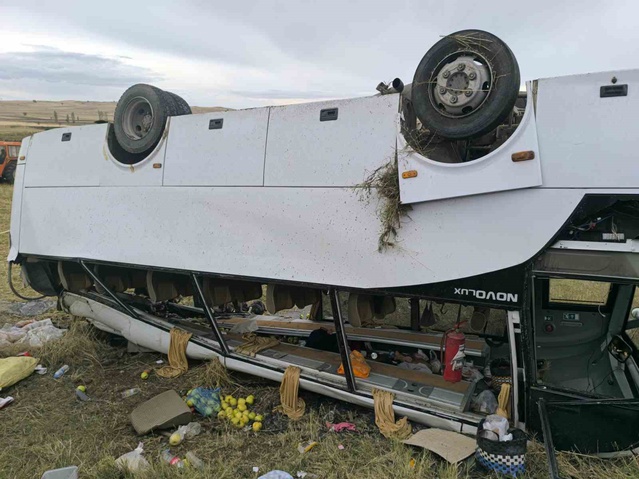 Afyonkarahisar Şuhut'ta midibüs şarampole devrildi, 25 kişi yaralandı
