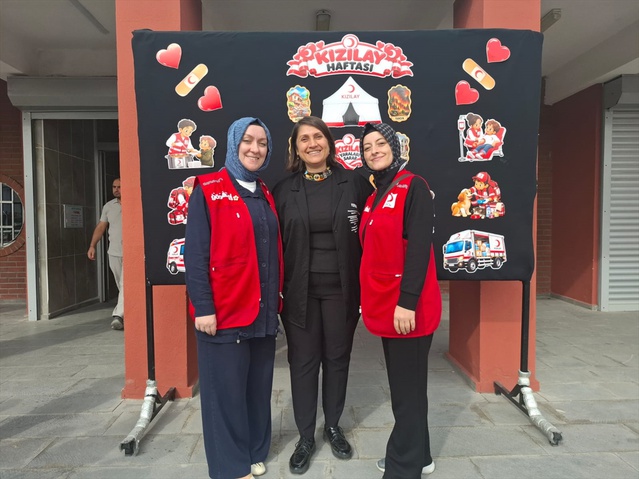 Kızılay gönüllüleri Kocasinan'da ilkokul öğrencilerine pamuk şeker ikram etti