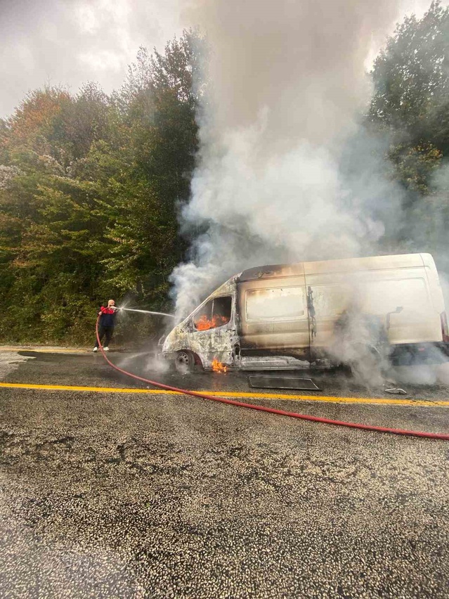 Kastamonu Cide'de panelvanda çıkan yangın söndürüldü, araç kullanılmaz hale geldi