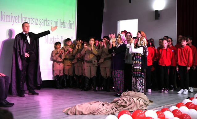 Lapseki'de Cumhuriyet Bayramı'nın 103. yılı kapalı spor salonundaki törenle kutlandı
