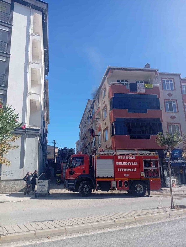 Çanakkale Gelibolu Camikebir'de 4. kattaki yangın büyümeden söndürüldü