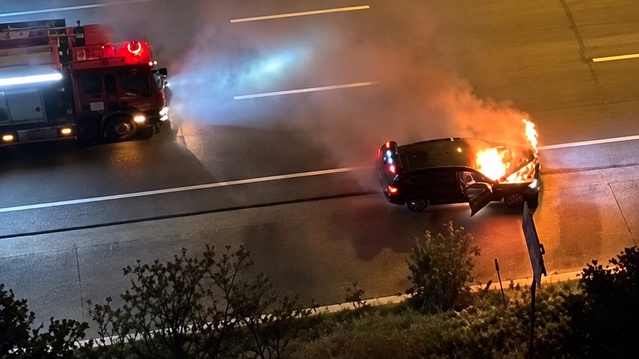 Bursa Mudanya'da lüks otomobilin motorunda çıkan yangını itfaiye söndürdü