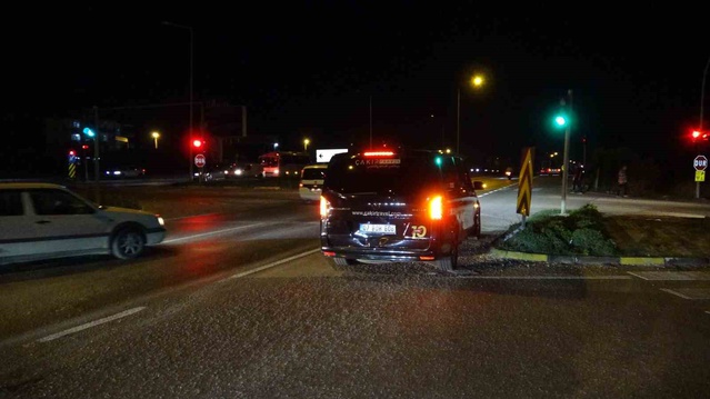 Manavgat'ta sağa dönen otomobile çarpan motosikletteki 2 kişi yaralandı