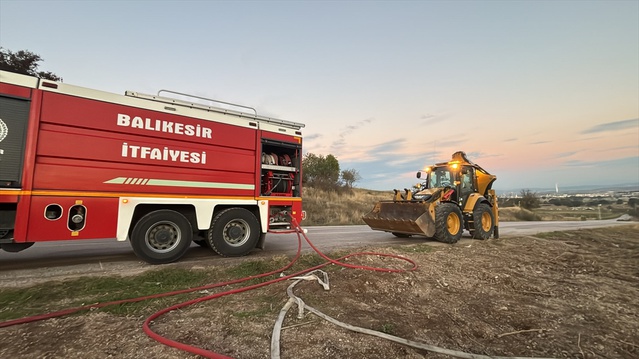 Yaklaşık 2 bin saman balyası, Balıkesir Altıeylül'de çıkan yangında küle döndü