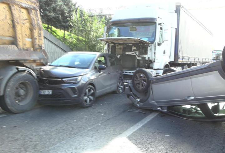 Bağcılar'da zincirleme kaza! 5 araç birbirine girdi
