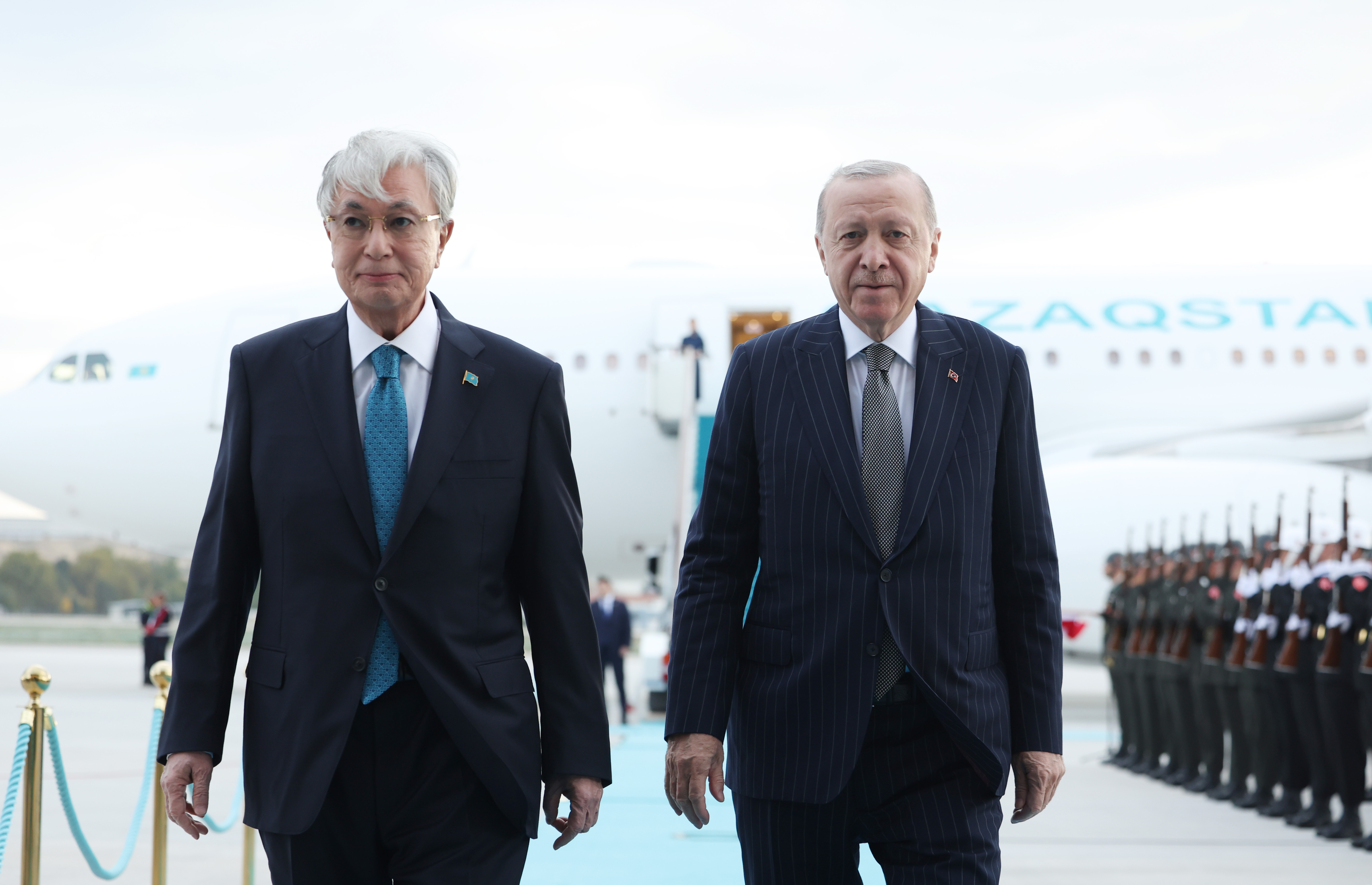Kazakistan Cumhurbaşkanı Tokayev Ankara'da. Cumhurbaşkanı Erdoğan törenle karşıladı