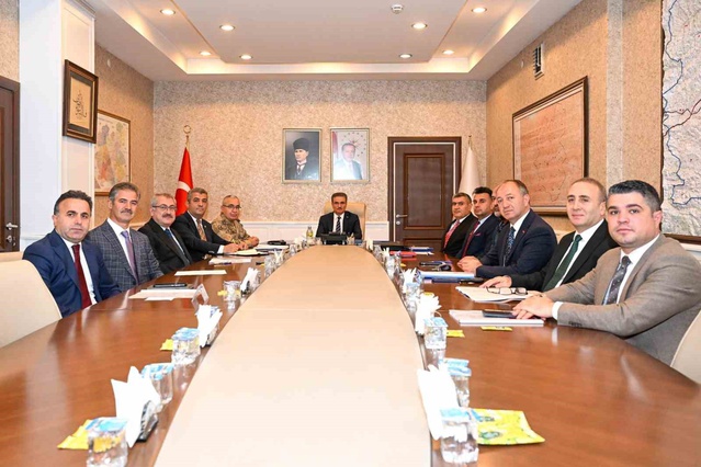 Erzurum'da sosyal medyanın gençlere etkisi Vali Baruş başkanlığında ele alındı