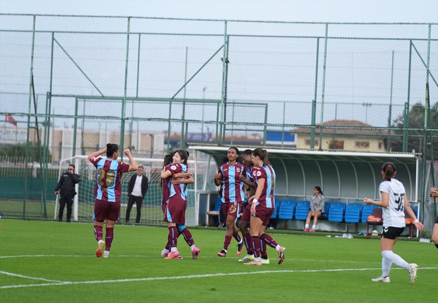 Trabzonspor, sahasında 1207 Antalyaspor'u Jae-Eun Song'un golleriyle 6-1 yendi
