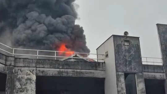 Bayrampaşa'da sanayi sitesinde yangın. Ekipler müdahale ediyor