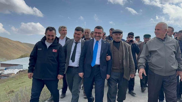Kars Selim'de 4 kilometrelik Kaynarlı köy yolu tamamlanıp yetkililerce incelendi