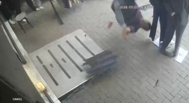 Bursa'da yavru kediye uzanan eğitmen, kopan korkulukla birlikte 3. kattan düştü