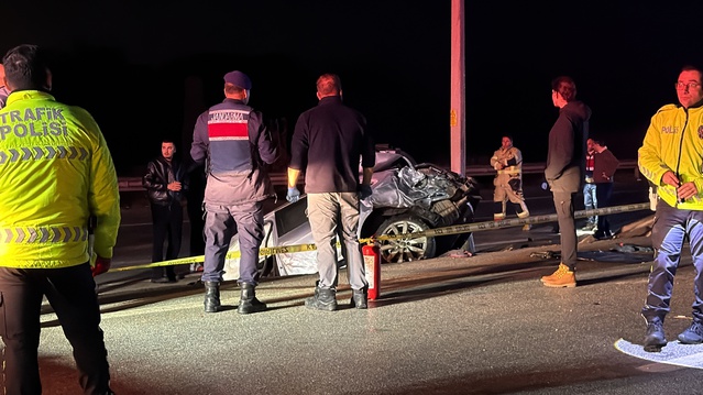 Çanakkale'de refüjdeki direğe çarpan otomobil ikiye ayrıldı, 2 kişi hayatını kaybetti