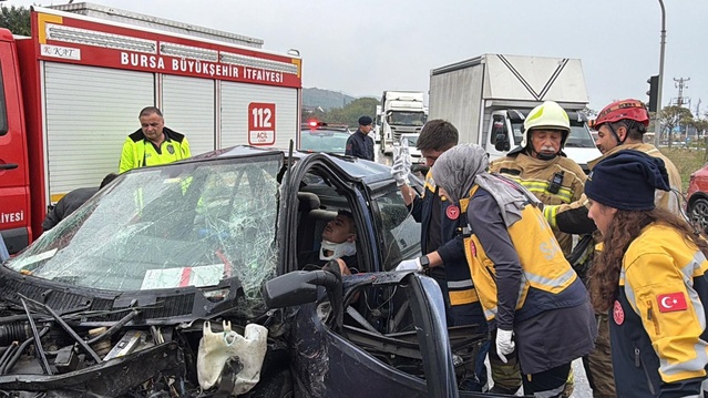Bursa Orhangazi'de hafriyat kamyonuyla çarpışan otomobilde sürücü ve çocuk yaralandı