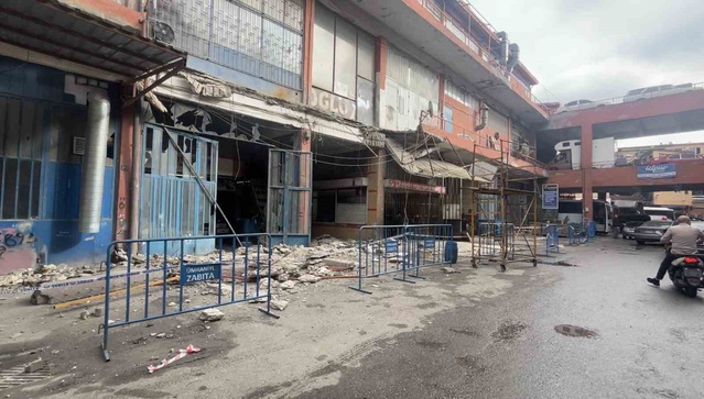 Ümraniye'de dükkanın balkonu kısmen çöktü, yaralanan 3 işçiyi itfaiye kurtardı