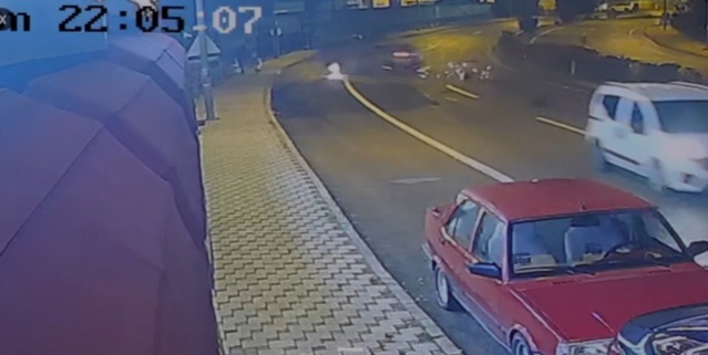 Gümüşhane'de otomobil öğrenciye çarptı, itfaiye öğrenciyi kurtardı, 4 kişi yaralandı