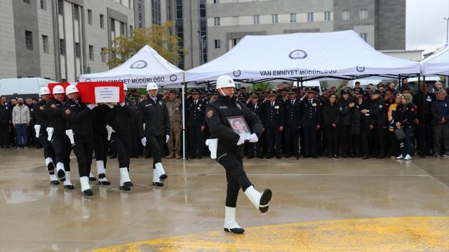 Şehit olan polis memuruna veda