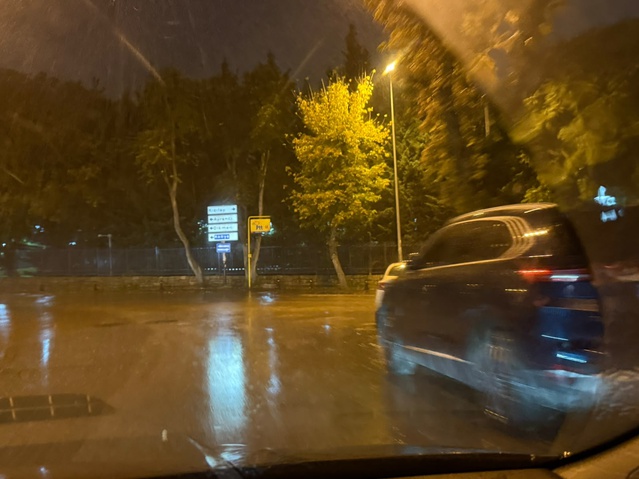 Ankara'da akşam sağanağı ulaşımı aksattı, cadde ve sokaklarda su birikintileri oluştu