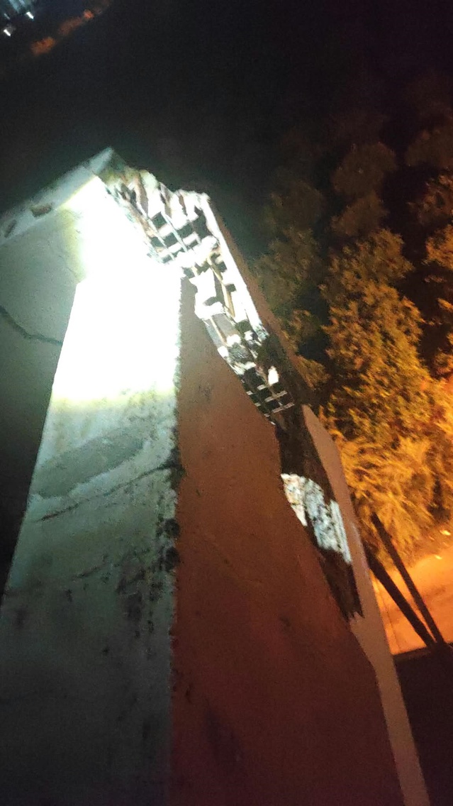 Adana Kozan'da yıldırım düşen apartmandan kopan tuğlalar 2 otomobile hasar verdi