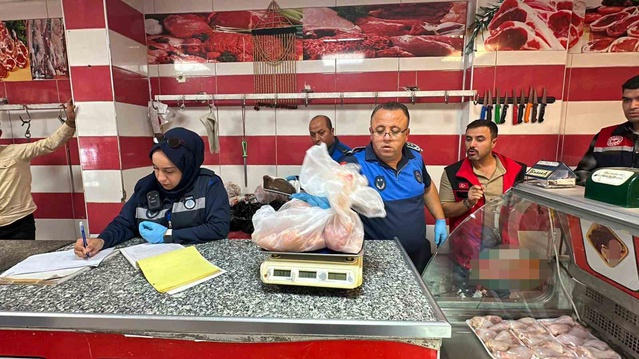 Haliliye Zabıtası 170 kilo bozulmuş et ele geçirdi, unlu mamul işletmesini mühürledi