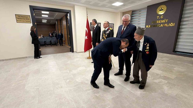 Edremit'te Cumhuriyet Bayramı töreninde Kore Gazisi Yormaz'a vefa selamı verildi