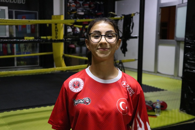 Tekirdağlı milli muaythai sporcusu Ela Nur Gümüş, Paris'te altın hedefiyle çalışıyor