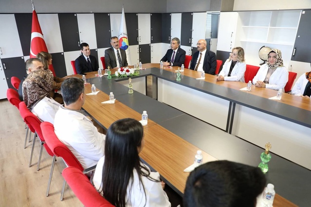 Bakan Yardımcısı Macit ve Vali Bozkurt, Ağrı'da TOBB lisesinde üretimi inceledi