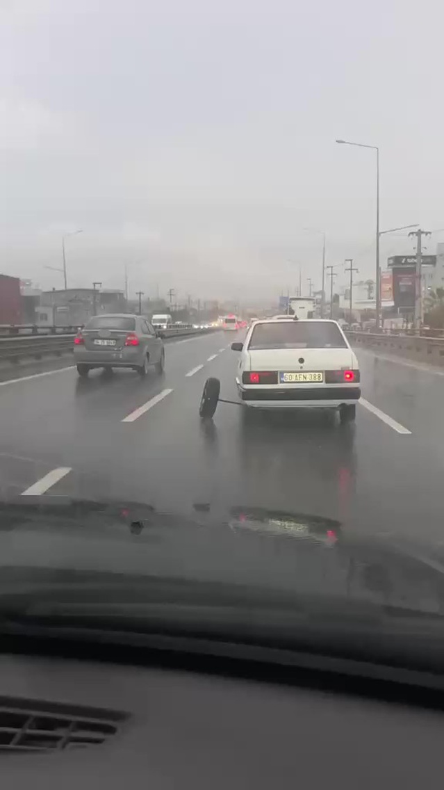 Kocaeli Gebze'de aksı kırılan otomobili sürücü emniyet şeridine çekip kazayı önledi