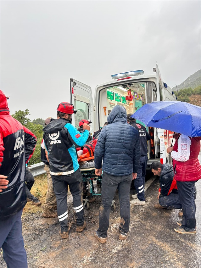 Tunceli Nazımiye'de sağanak yolu kapatınca yaralı yaklaşık 2 saatte ambulansa ulaştı