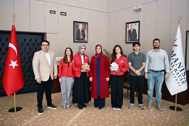 MCBÜ öğrencileri TEKNOFEST 2026'da finans ve edebiyat alanında derece kazandı
