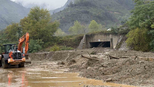 Sakarya Geyve'de toprak kayması, Doğançay ve Maksudiye'ye ulaşımı kapattı