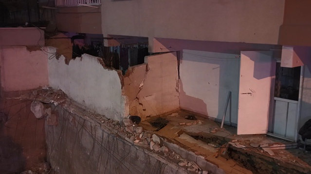Bahçelievler'de istinat duvarı yıkılınca bitişikteki 2 binada 20 daire tahliye edildi