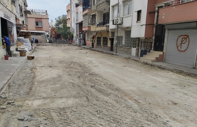 Mersin Akdeniz'de iki sokakta kaldırım ve kilit taşları sökülüp sıcak asfalt serildi