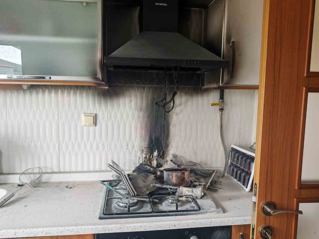 Muğla Menteşe'de TOKİ konutunda 4. katta ocakta unutulan yağ yangına neden oldu