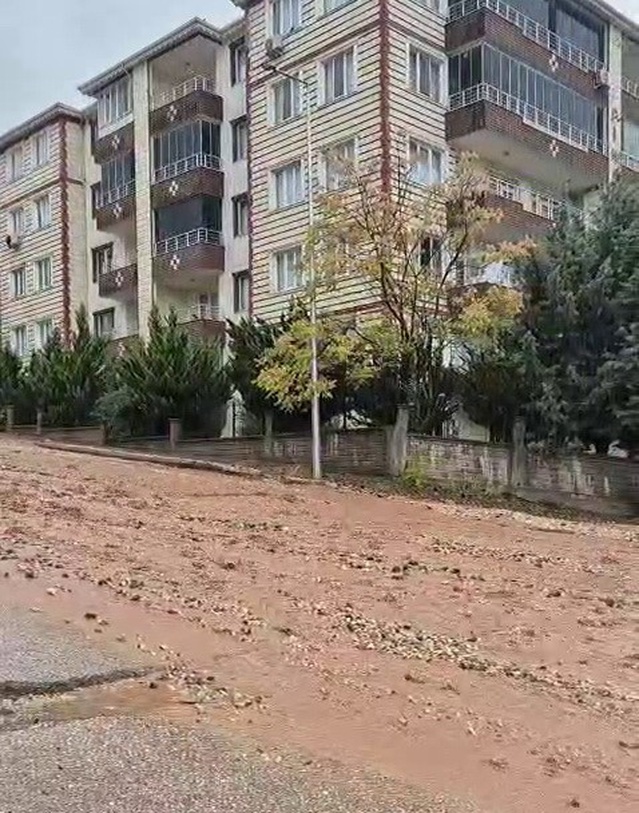 Adıyaman Gölbaşı'nda şiddetli yağış Mimar Sinan Mahallesi'nde ulaşımı aksattı