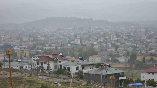 Van genelinde etkili olan sağanak ve sis, sürücüler için görüş mesafesini düşürdü