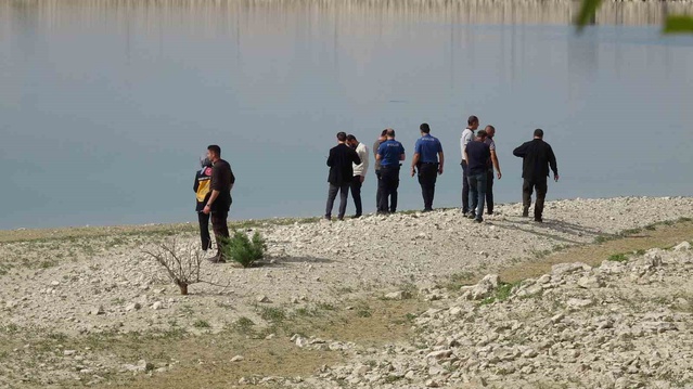 Malatya Battalgazi'de piknikçilerin ihbarıyla göletten erkek cesedi çıkarıldı