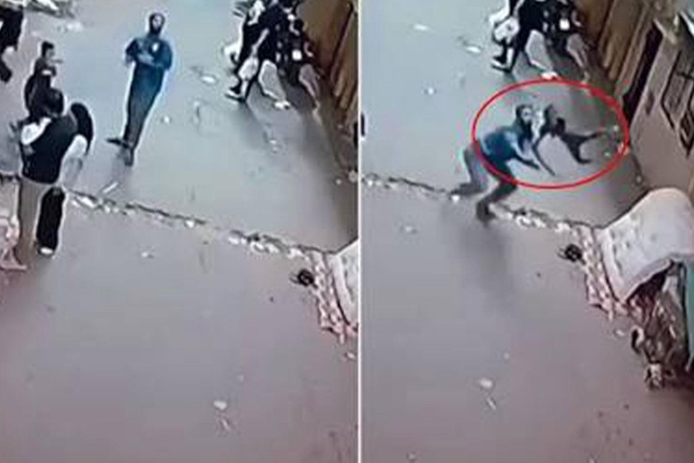 Balkondan düşen çocuğu havada yakaladı