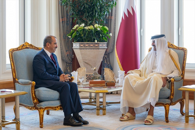 Türkiye'nin Doha Büyükelçisi Caymazoğlu, Katar Emiri'ne güven mektubunu sundu