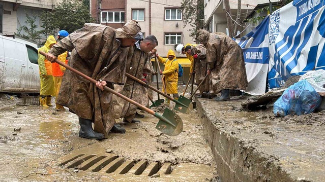 İstanbul Sarıyer Ayazağa'da sel temizliğine 300 jandarma personeli katıldı