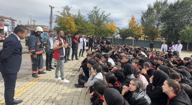 Yüksekova'da lise öğrencileri yangın tatbikatında tahliye ve kurtarmayı uyguladı