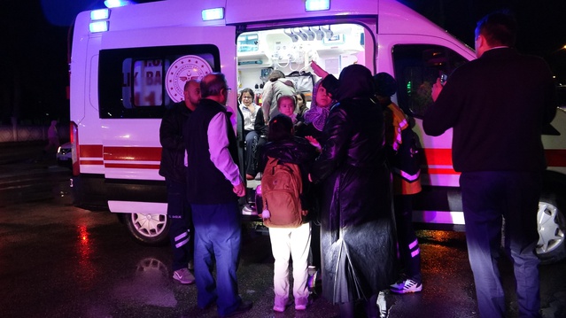 Burdur'da çarpışan servis minibüsündeki 12 öğrenci tedbir amaçlı hastaneye götürüldü
