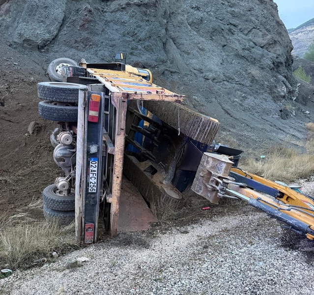 Adıyaman Gölbaşı'nda iş makinesi yüklü kamyonun devrilmesi sonucu 2 kişi yaralandı