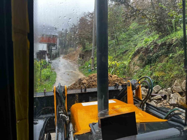 Düzce İl Özel İdaresi, Akçakoca'da toprak kayması sonrası yolu stabilize etti