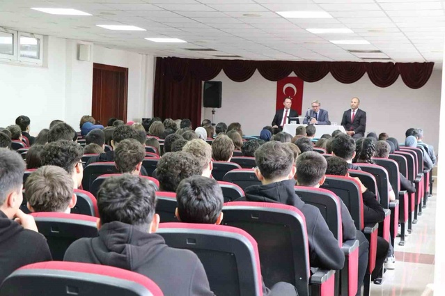 Bilecik Bozüyük'te Kaymakam Helvacı, iki okulun eğitim çalışmalarını yerinde gördü