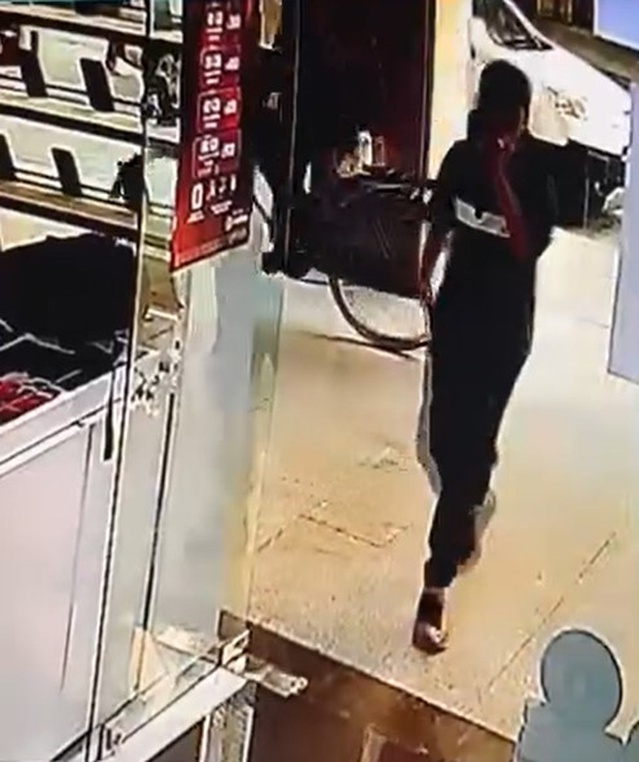 Bursa İnegöl'de şüpheli, mağazadan 40 bin liralık telefonu çalıp kaçtı