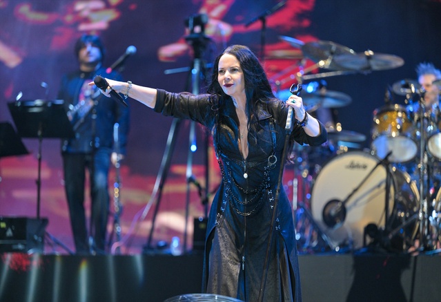 Şebnem Ferah, Bursa'da Merinos Parkı'ndaki konserde yaklaşık 15 bin kişiyle buluştu